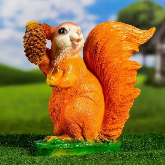 Фигура Белка игривая с шишками